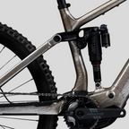Detalle de la suspensión trasera RockShox en la e-bike MZ Bikes Norco Sight VLT A1 color plata flotante