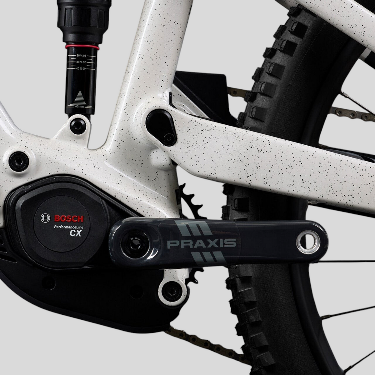 Detalle del motor Bosch Performance Line CX y amortiguador en la bicicleta eléctrica MZ Bikes Norco Sight VLT CX C1
