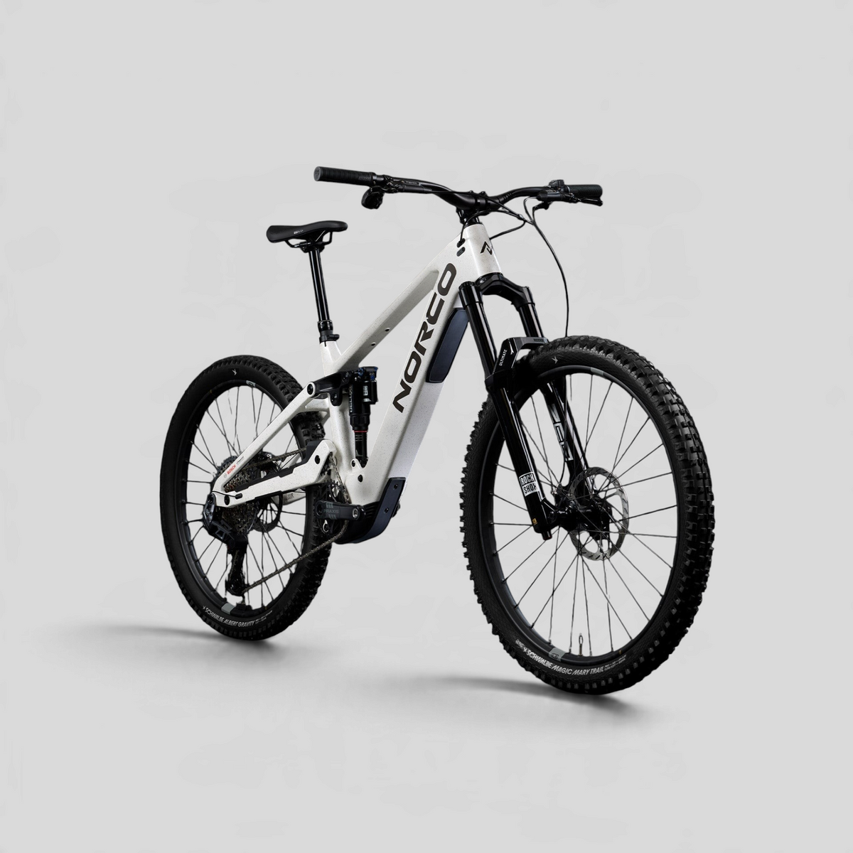 Ebike de carbono MZ Bikes Norco Sight VLT CX C1 en color blanco, con suspensión RockShox y componentes de alta gama.