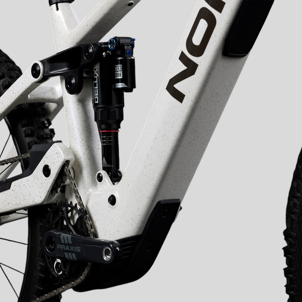 Detalle del cuadro de carbono color Cookies and Cream de la ebike MZ Bikes Norco Sight VLT CX C1 con amortiguador RockShox