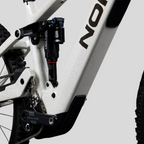 Detalle del cuadro de carbono color Cookies and Cream de la ebike MZ Bikes Norco Sight VLT CX C1 con amortiguador RockShox