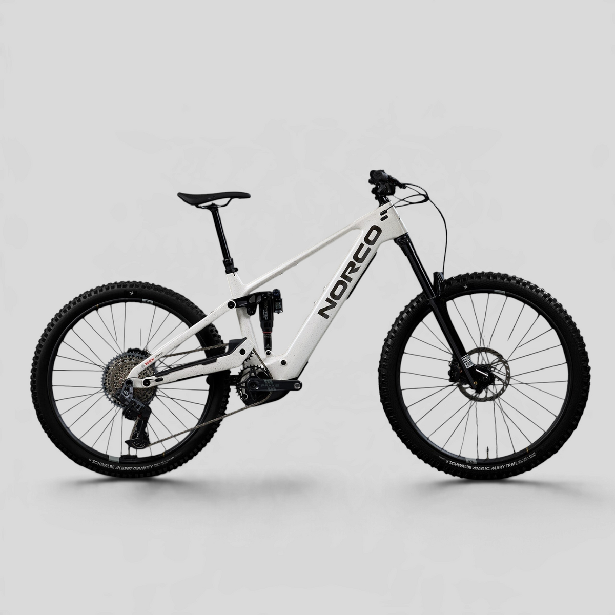 Bicicleta eléctrica de montaña MZ Bikes Norco Sight VLT CX C1 color crema y negro con cuadro de carbono