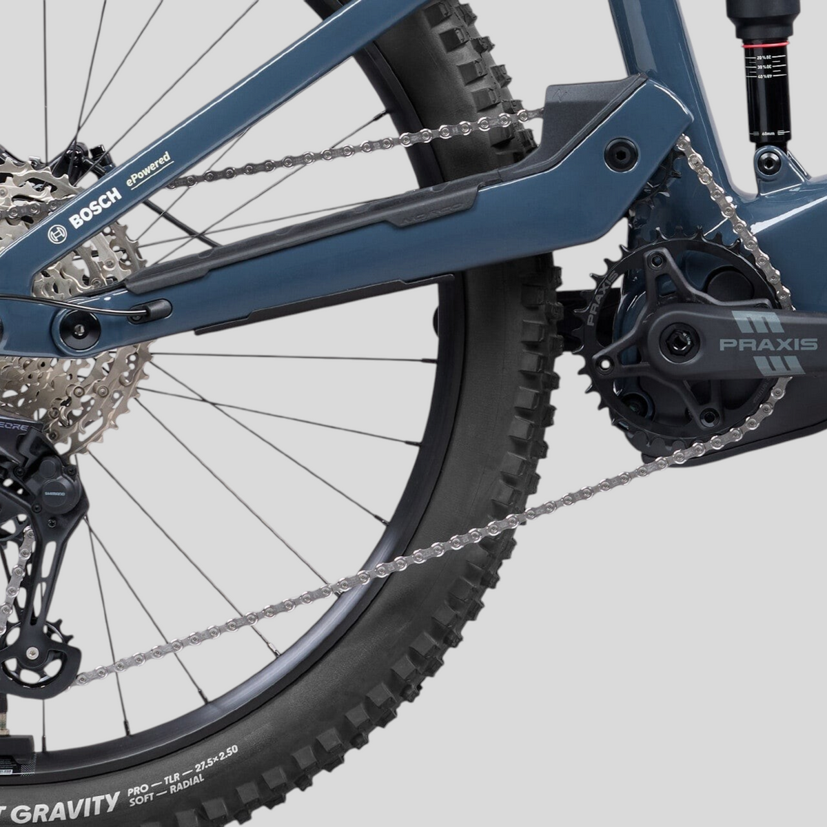 Detalle de la transmision y motor Bosch de la e-bike MZ Bikes Norco Sight VLT CX C3 en color gris humo