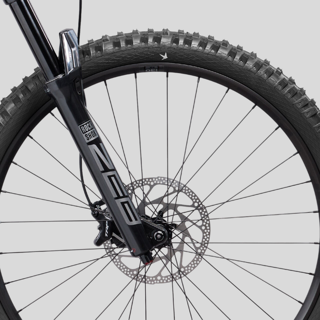 Detalle de la rueda delantera y horquilla RockShox Zeb de la bicicleta eléctrica MZ Bikes Norco Sight VLT CX C3