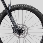 Detalle de la rueda delantera y horquilla RockShox Zeb de la bicicleta eléctrica MZ Bikes Norco Sight VLT CX C3