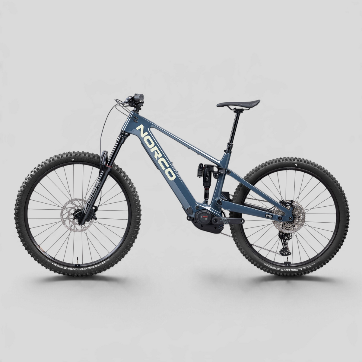 Bicicleta eléctrica de enduro MZ Bikes Norco Sight VLT CX C3 en color gris humo con cuadro de carbono y motor Bosch.