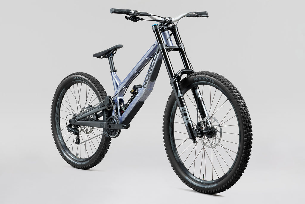 Norco Team DH 2 Fox Silver/Blue, vista tres cuartos