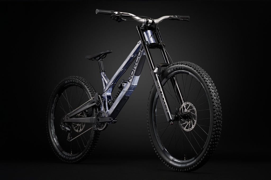 Norco Team DH 2 RockShox Silver/Blue, vista tres cuartos