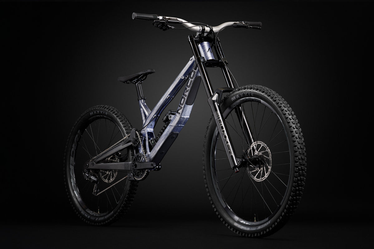Norco Team DH 2 RockShox Silver/Blue, vista tres cuartos