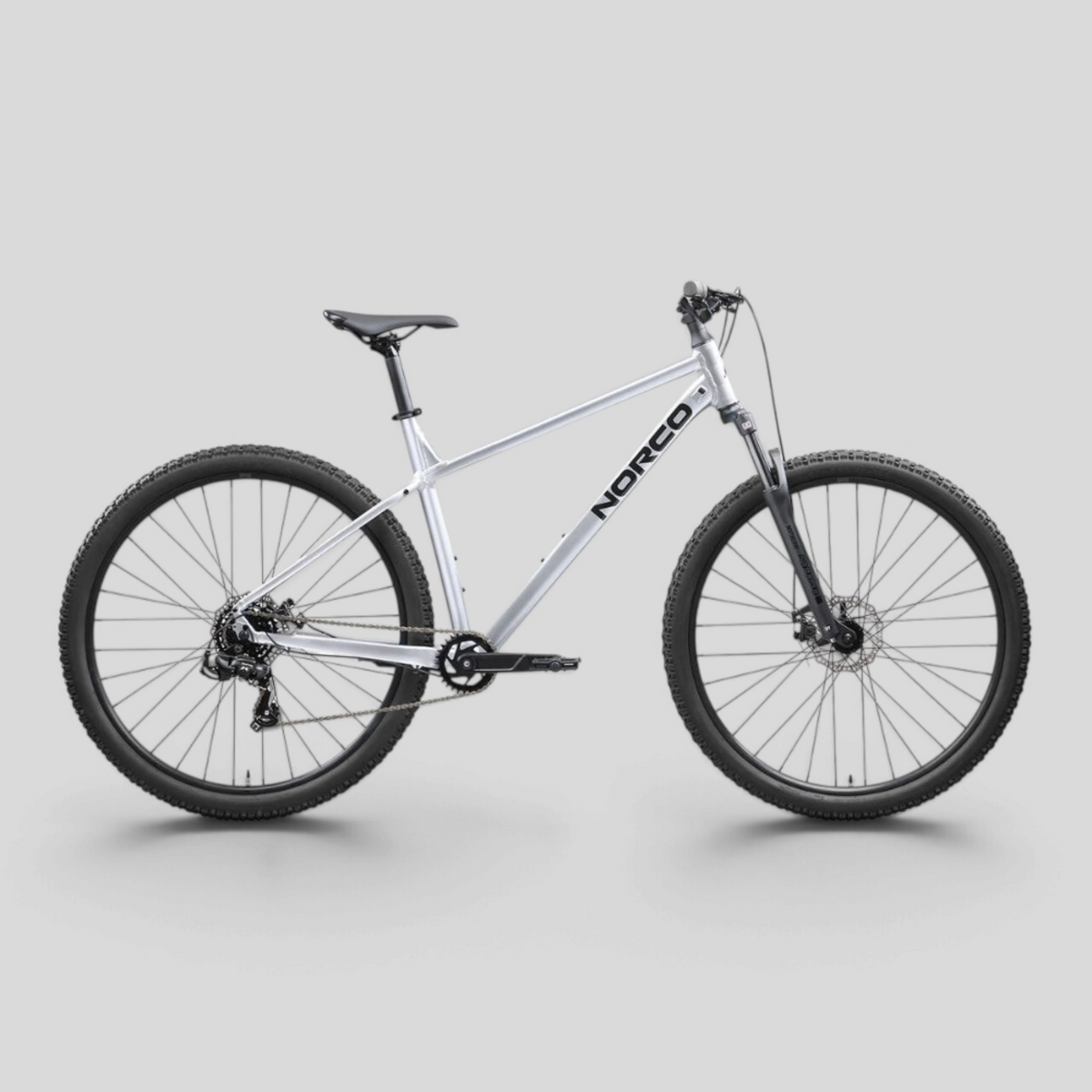 Bicicleta de montaña Norco Storm 3 color plata con cuadro de aluminio, horquilla de suspensión y frenos hidráulicos