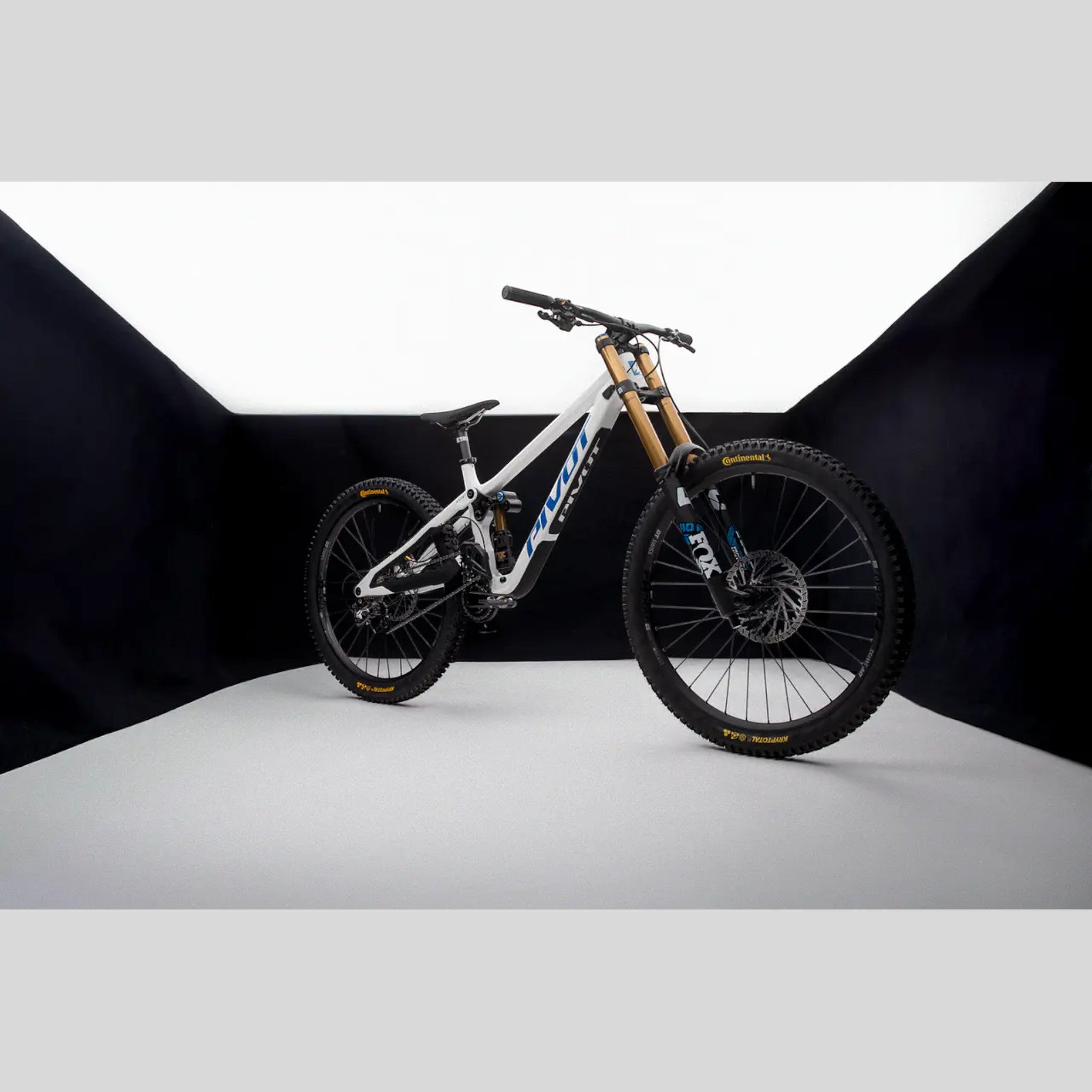 Pivot Phoenix DH Carbon – White/Blue | Kit Descenso PRO Fox Factory - GX