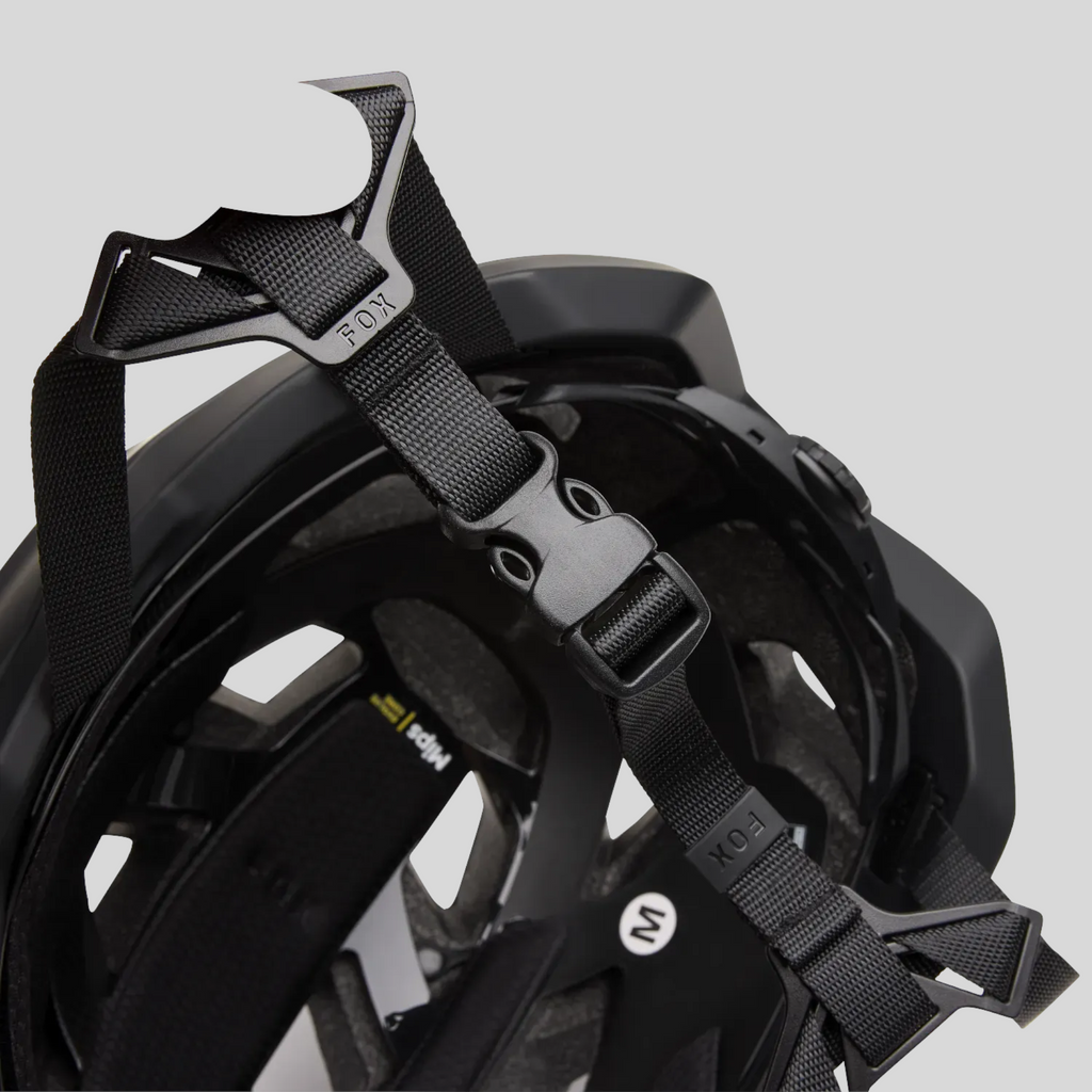 Detalle del sistema de ajuste y correas negras del casco MZ Bikes FOX Speedframe Mips con tecnología de seguridad