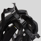 Detalle del sistema de ajuste y correas negras del casco MZ Bikes FOX Speedframe Mips con tecnología de seguridad