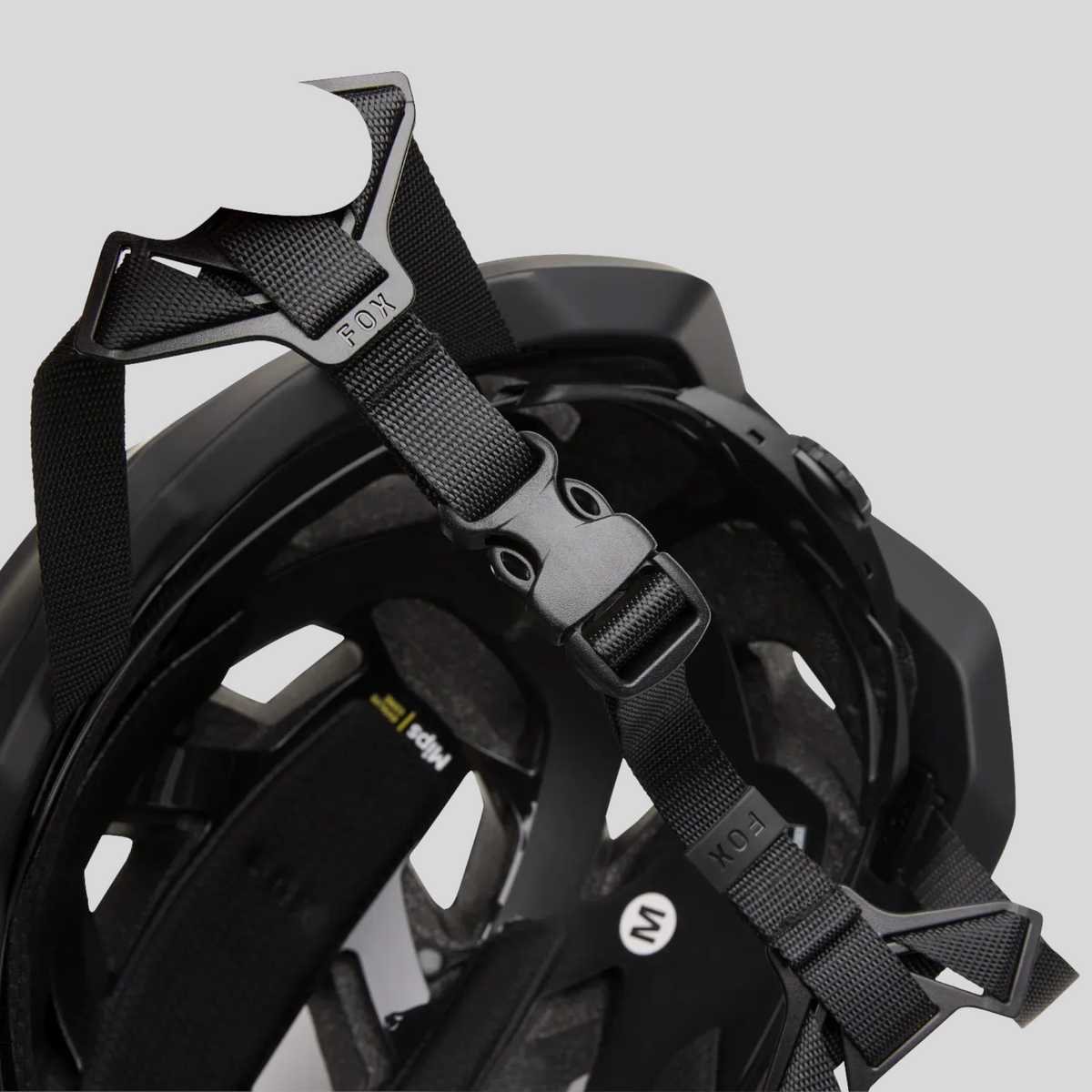 Detalle del sistema de ajuste y correas negras del casco MZ Bikes FOX Speedframe Mips con tecnología de seguridad