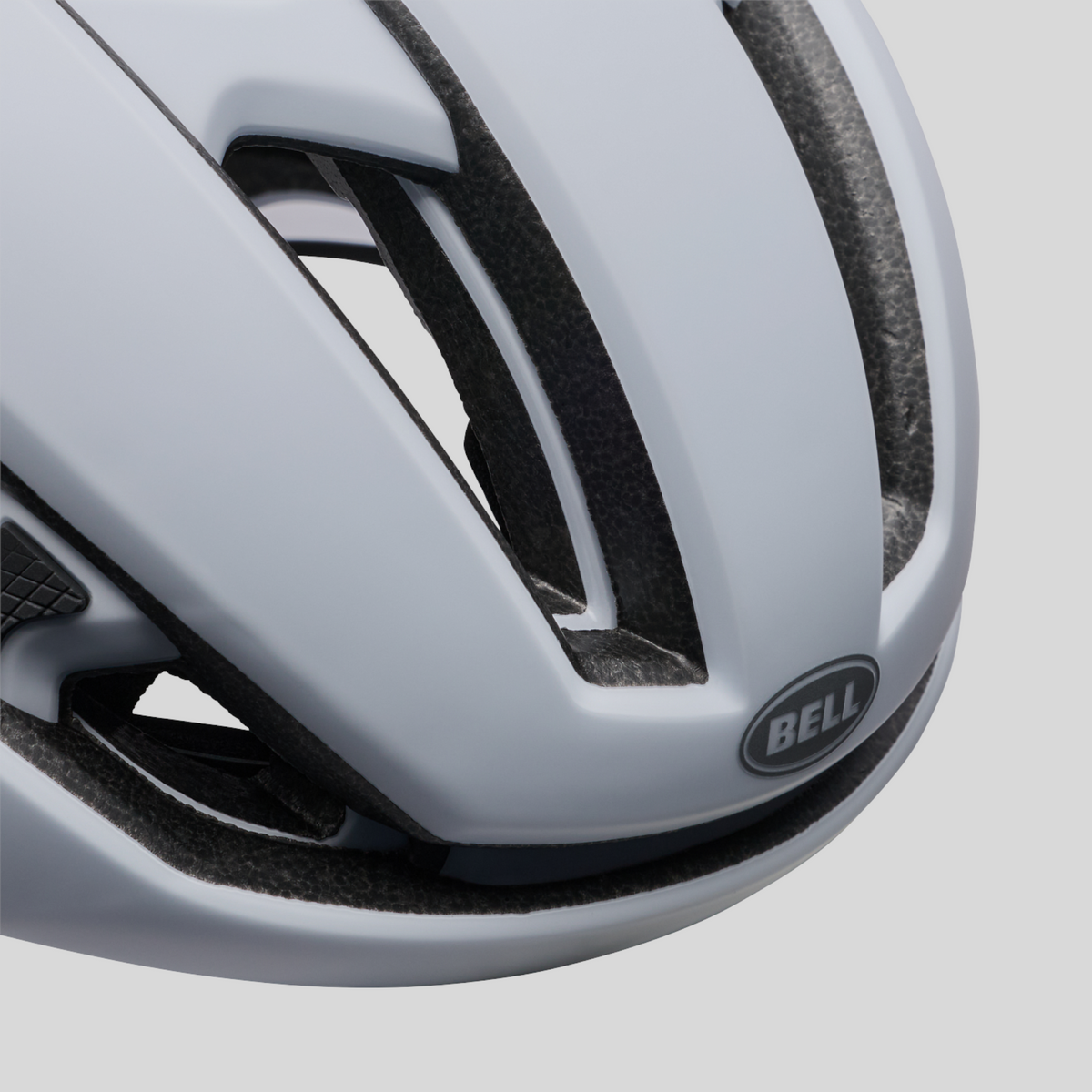 Casco de ciclismo MZ Bikes Bell XR Spherical en color blanco mate y plata con diseño ventilado y logo frontal